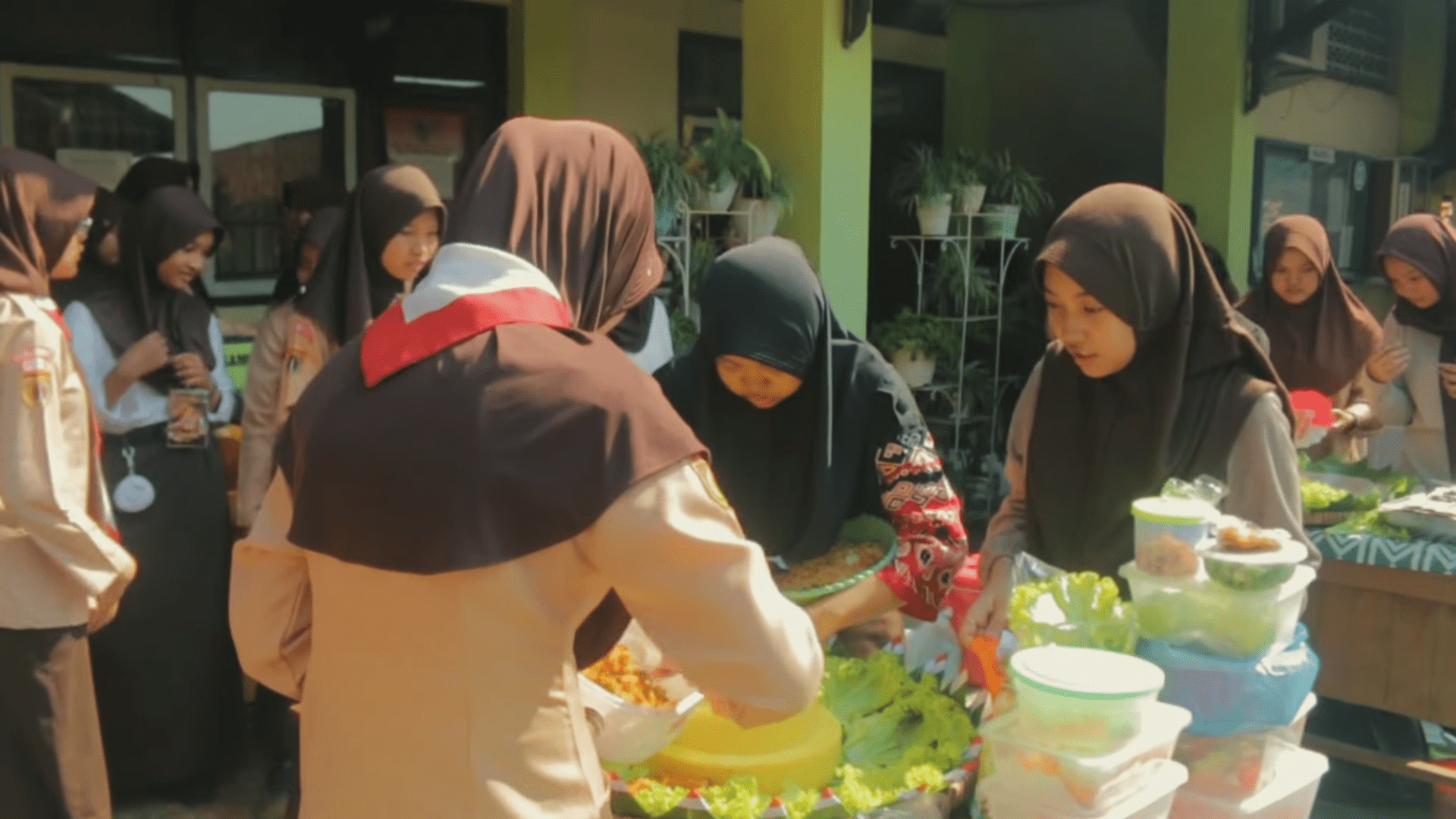 Menghias Tumpeng